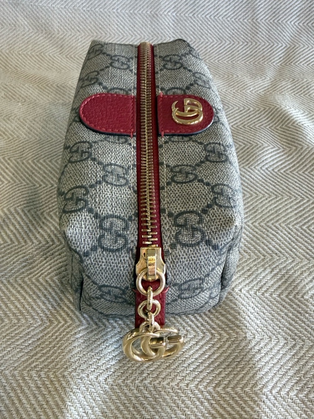 Gucci Gray GG Supreme Cosmetic Case with Red Accents - Picture 2 of 7